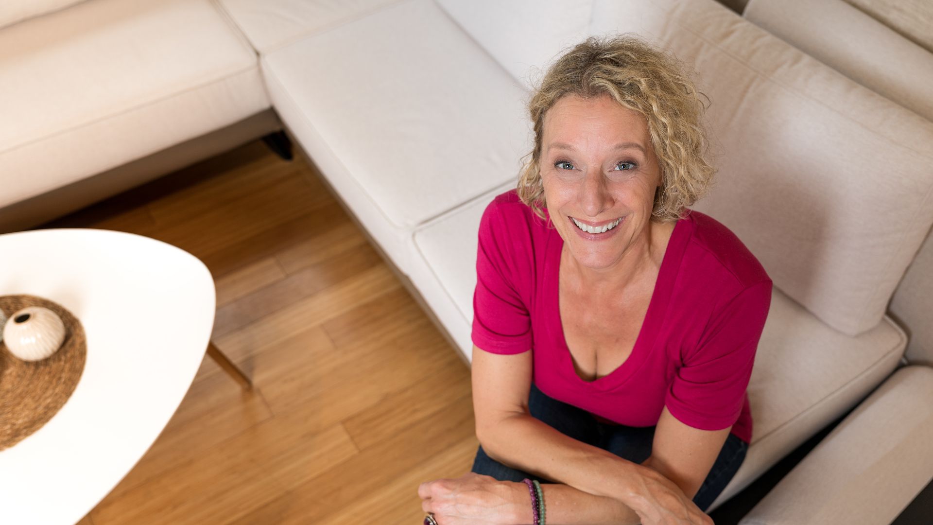 Glückliche Frau entspannt auf dem Sofa